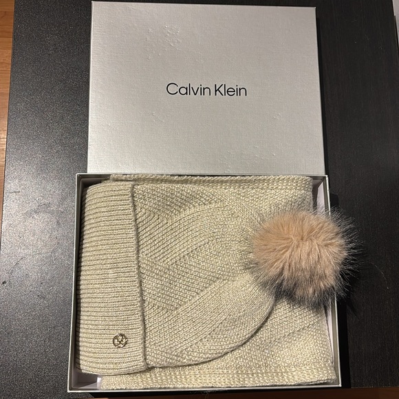 Cute Hat & scarf 🧣 - Picture 5 of 6